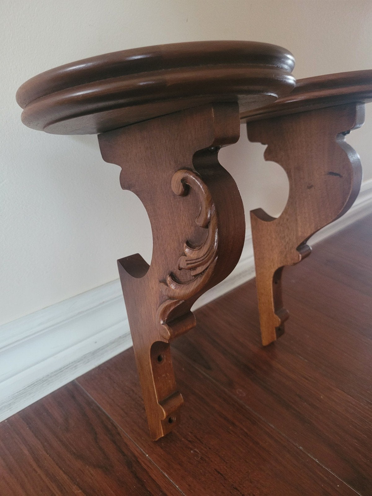 2 Houten wandconsoles met sierlijke details en rond plateau, Verzenden
