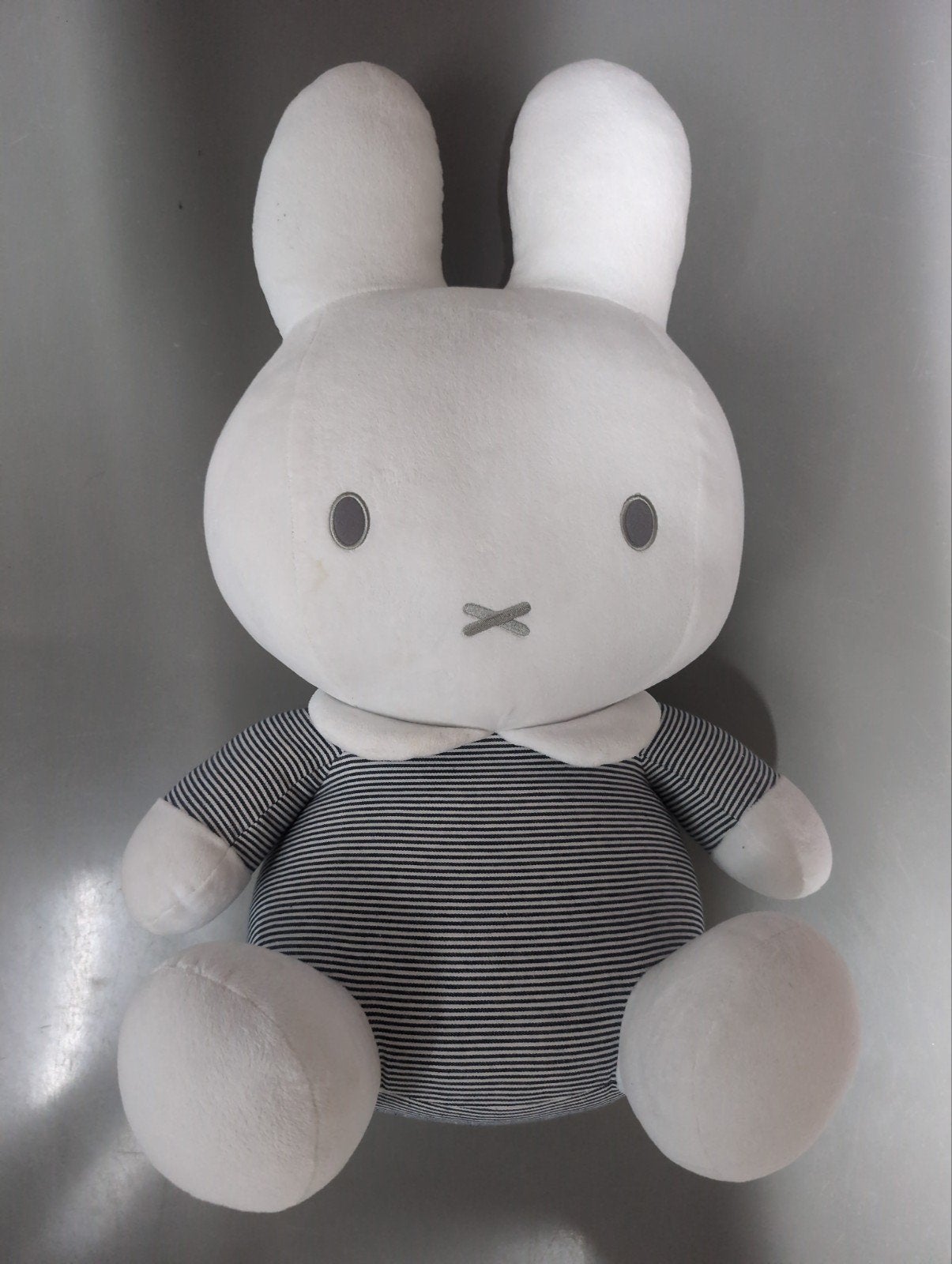 Grote Nijntje knuffel 61cm gestreept shirt, Nijntje, Ophalen of Verzenden, Middelgroot (20 tot 80 cm), Met kleding of accessoire