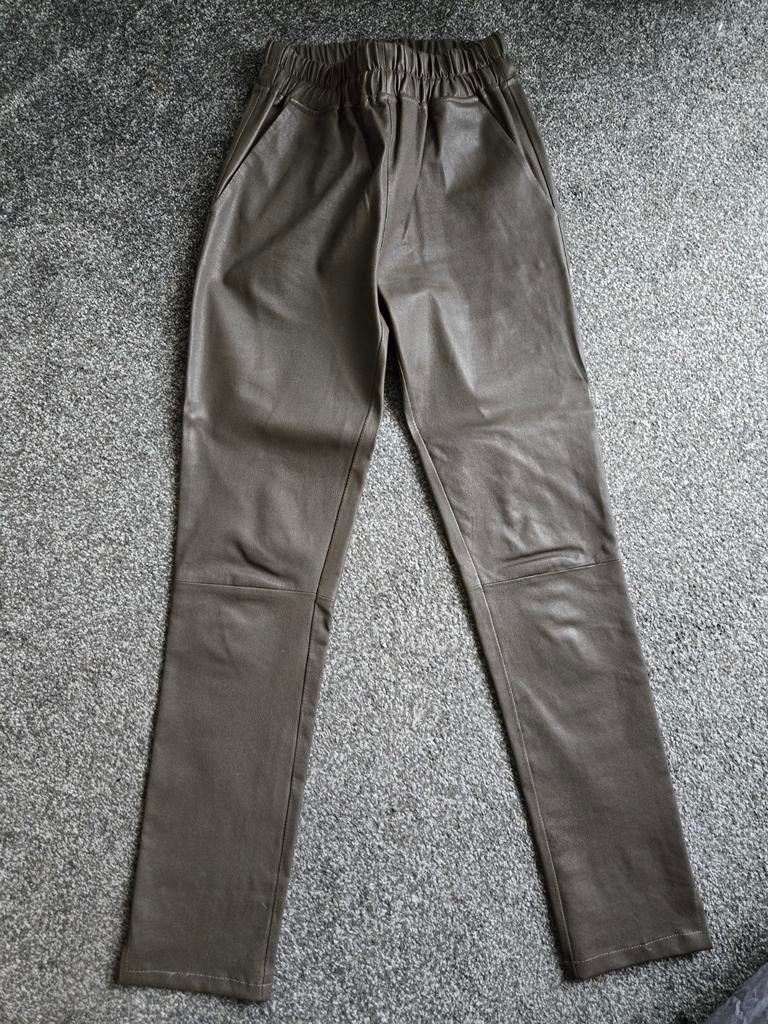 Est Seven leren broek mud kleurig maat S, Kleding | Dames, Broeken en Pantalons, Bruin, Verzenden, Est Seven, Zo goed als nieuw