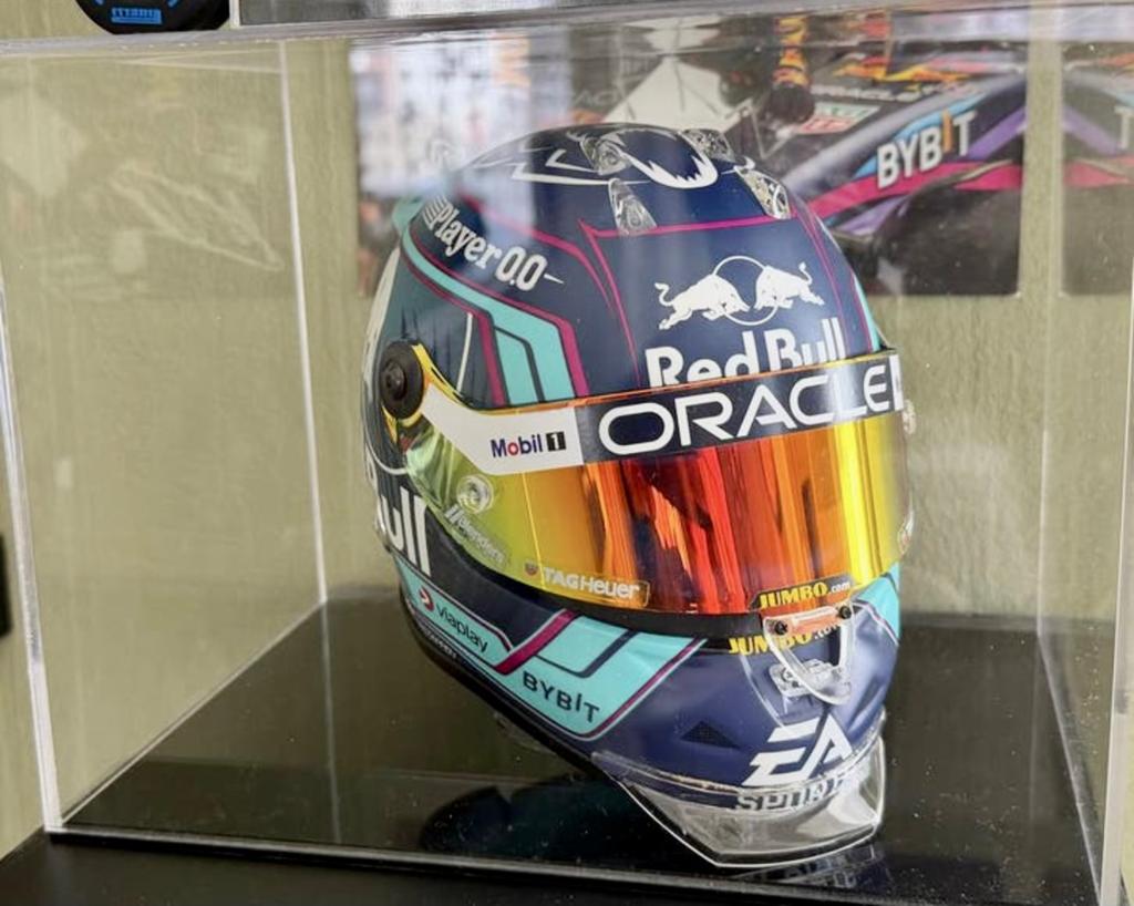 Helmbox acryl 1:2 voor max Verstappen helm, Verzamelen, Automerken, Motoren en Formule 1, Ophalen of Verzenden, Zo goed als nieuw
