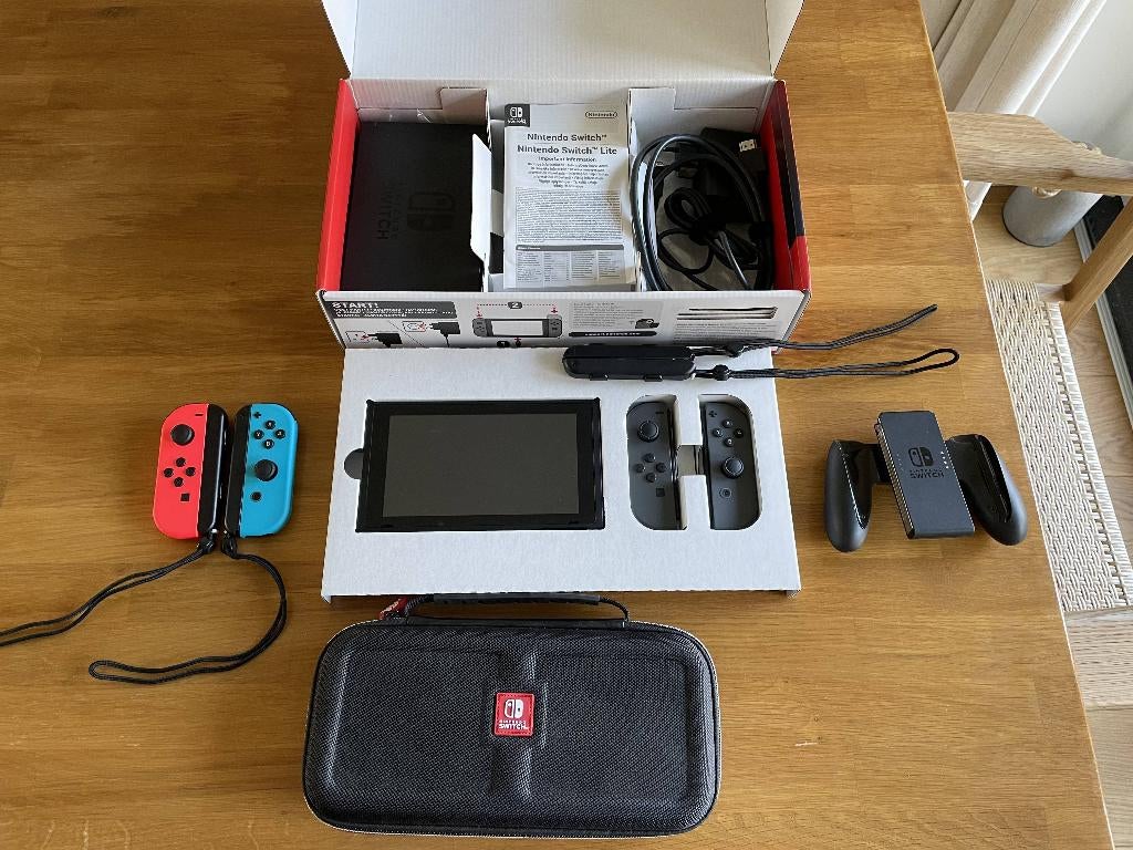 Nintendo Switch Console Set gray in box, 2 extra controllers, Spelcomputers en Games, Games | Nintendo Switch, Overige genres