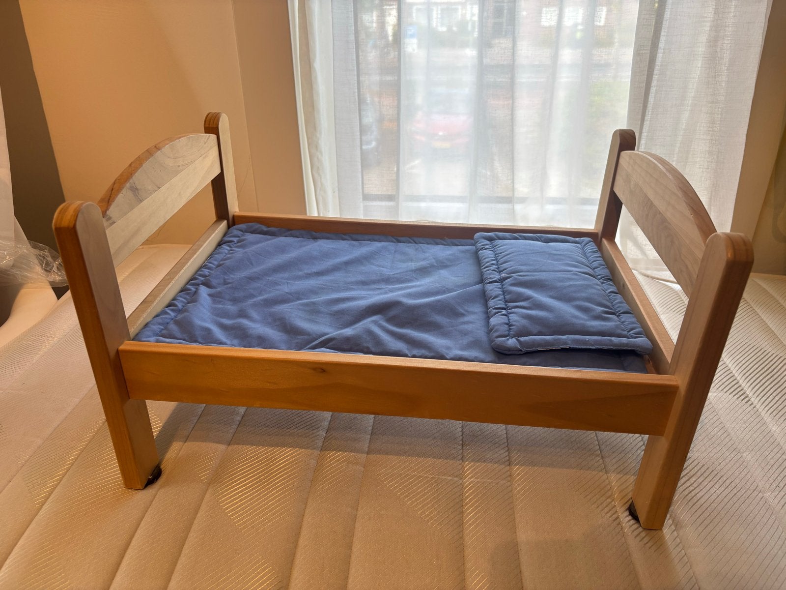 Houten poppenbedje met matras en kussen, Ophalen, Gebruikt, Overige typen