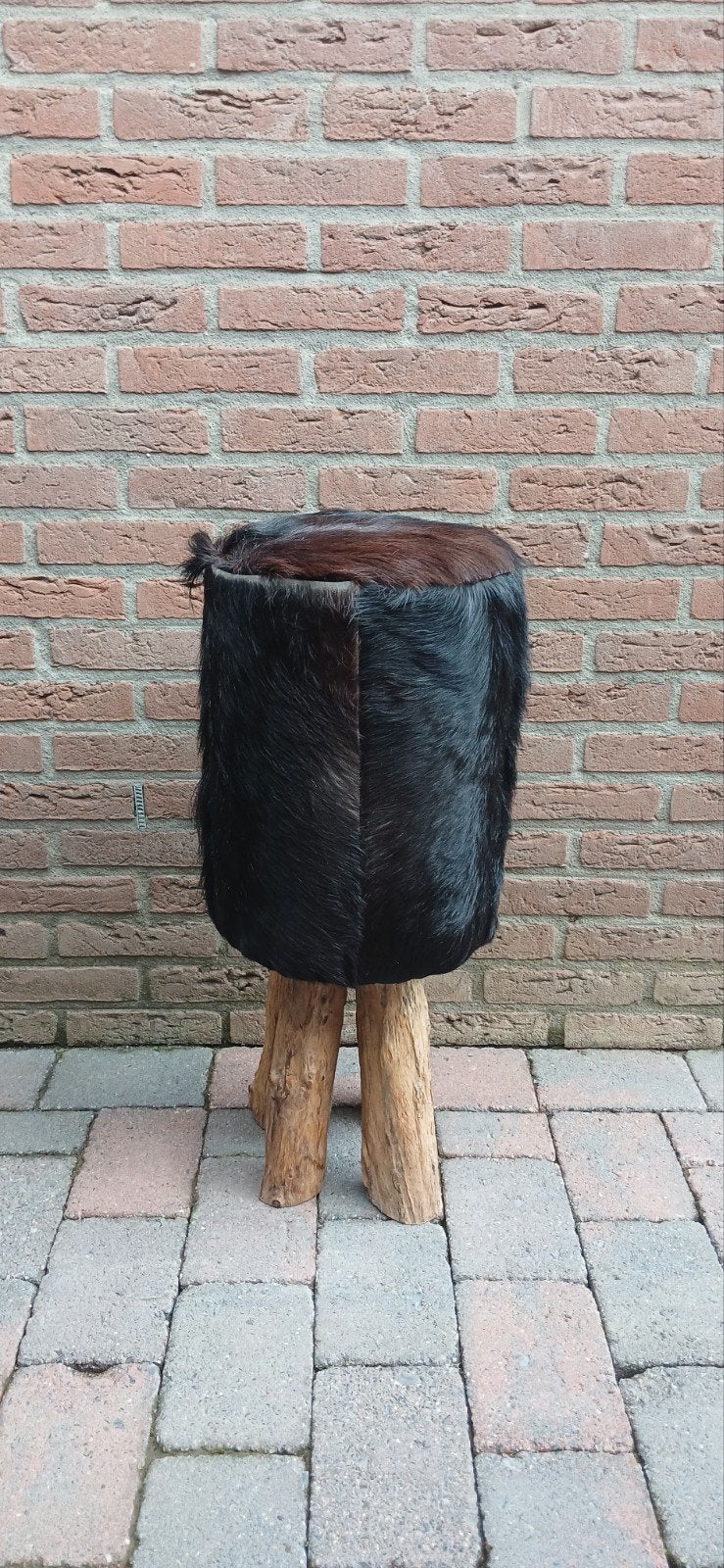 Unieke kruk met koeienhuid en houten poten, Ophalen