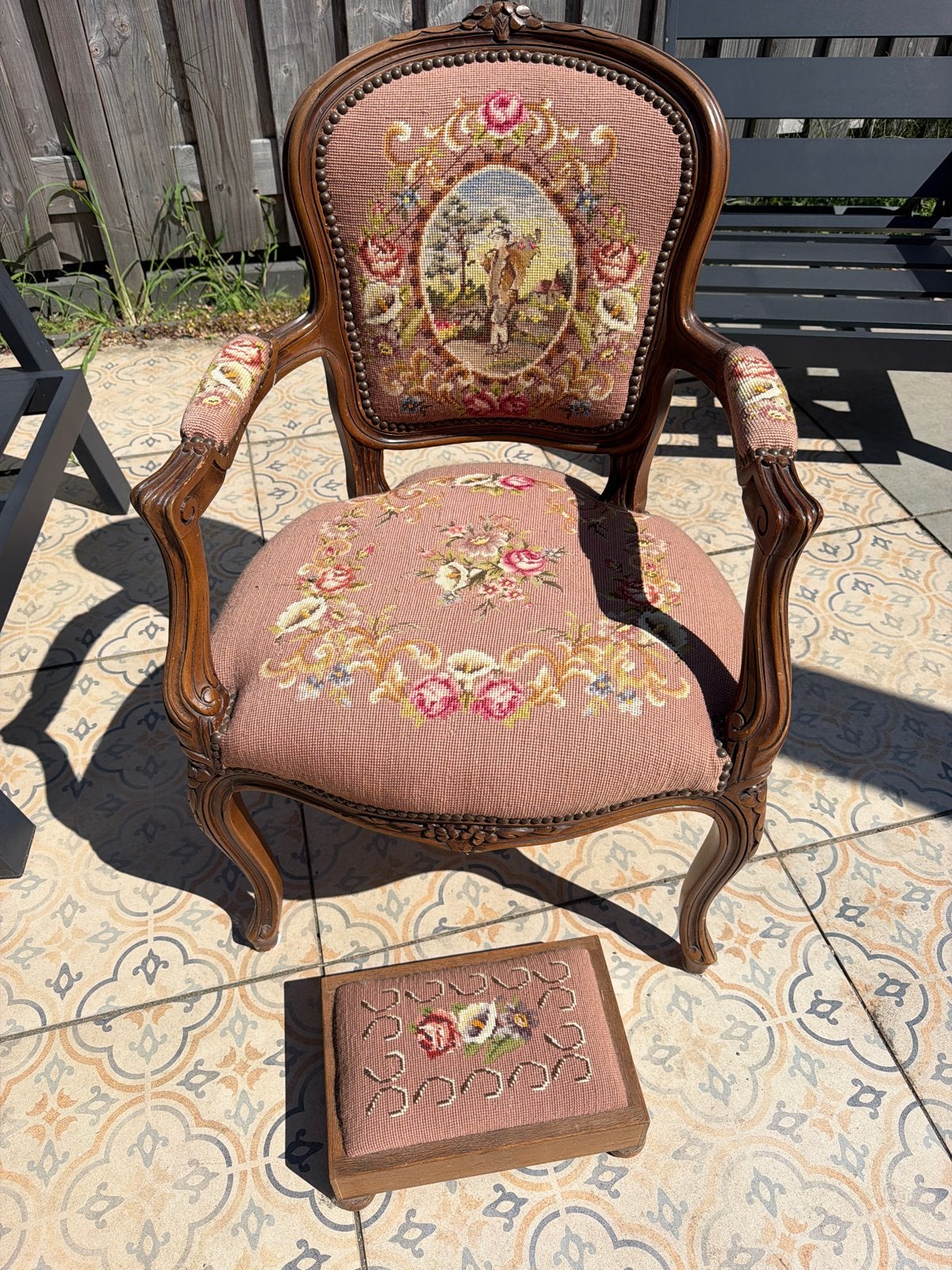 Antieke roze stoel met handgeborduurd werk, Antiek en Kunst, Ophalen