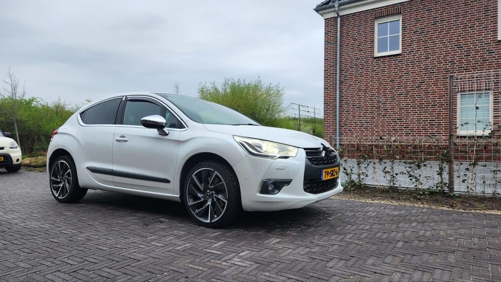 Citroën DS4 1.6 THP 147KW 2011 Wit, Voorwielaandrijving, 1250 kg, Zwart, 4 cilinders