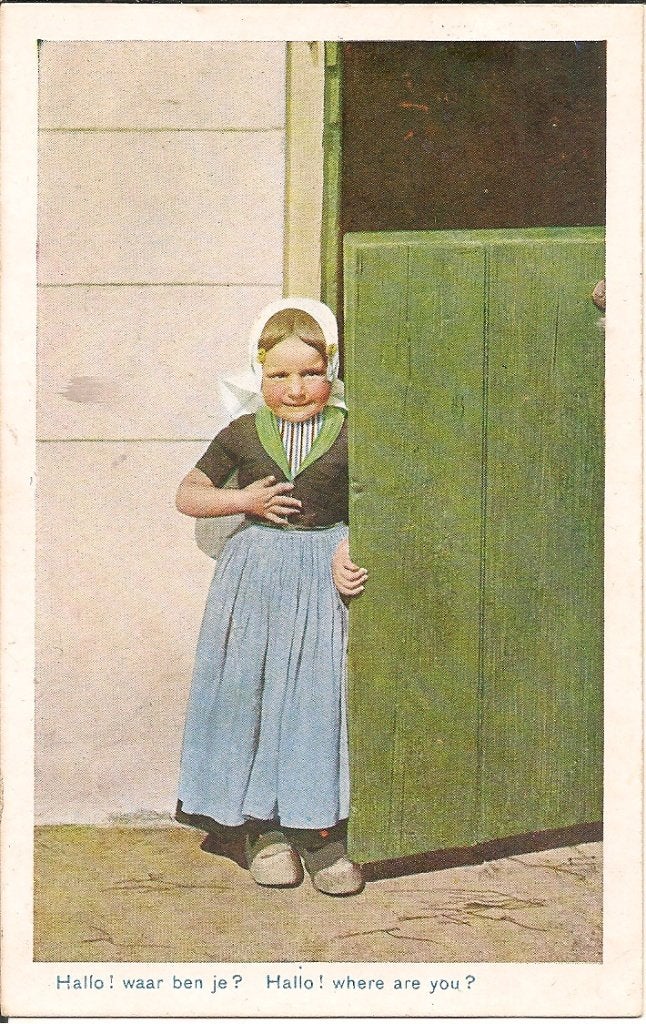 Oude ansichtkaart: Zeeuws meisje in deuropening, Verzamelen, Ophalen of Verzenden, 1920 tot 1940, Gelopen, Zeeland