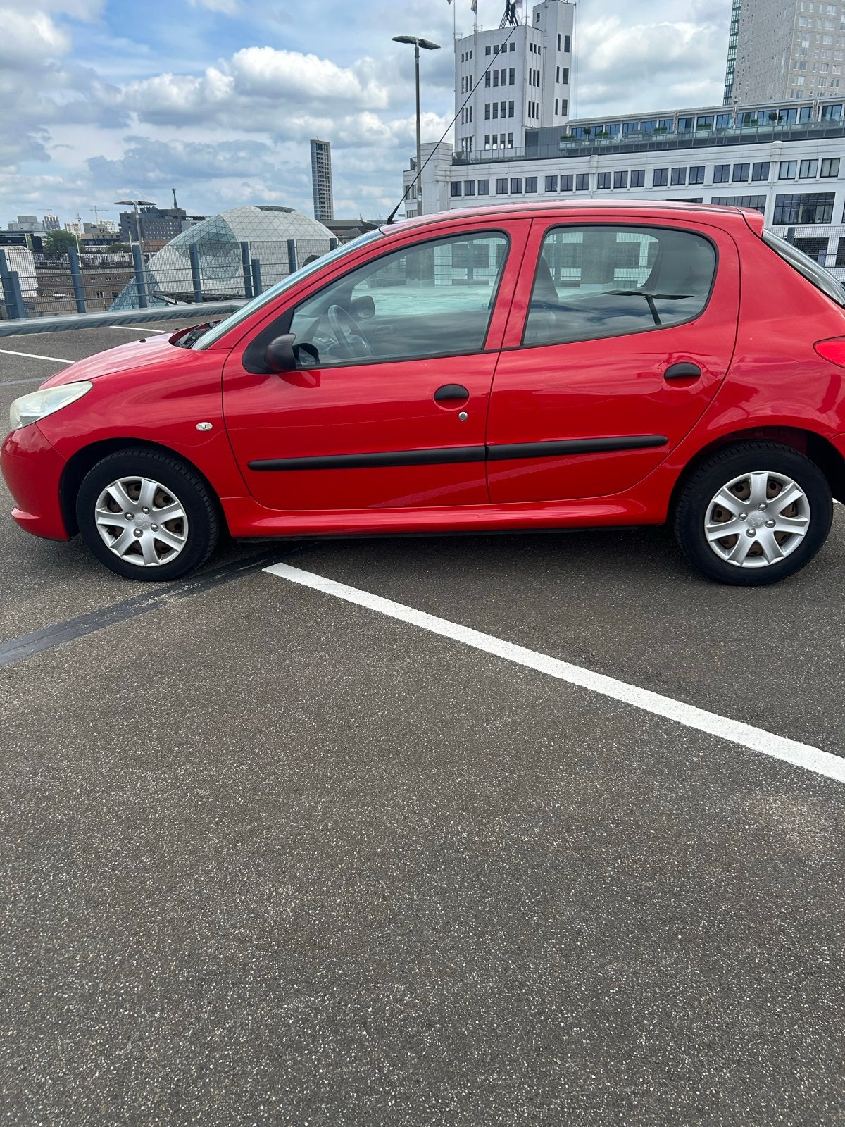 Peugeot 206+ 1.1 5D 2011 Rood 2e eingenaar apk 3 april 2027, Auto's, Peugeot, Voorwielaandrijving, 206+, 4 cilinders, Origineel Nederlands
