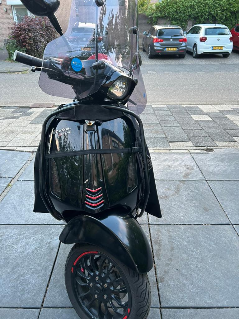 Vespa sprint “ wok i.v.m snelheid “, Fietsen en Brommers, Scooters | Vespa, Ophalen, Zo goed als nieuw, Benzine