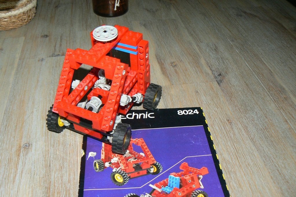 Te koop: Lego Technic 5 stuks en 2 boeken en catalogussen, Kinderen en Baby's, Speelgoed | Duplo en Lego, Gebruikt, Compleet, Lego