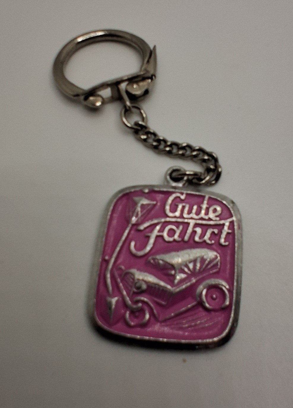 Vintage sleutelhanger 'Gute Fahrt' met scooter/auto, Verzamelen, Ophalen of Verzenden, Gebruikt, Transport