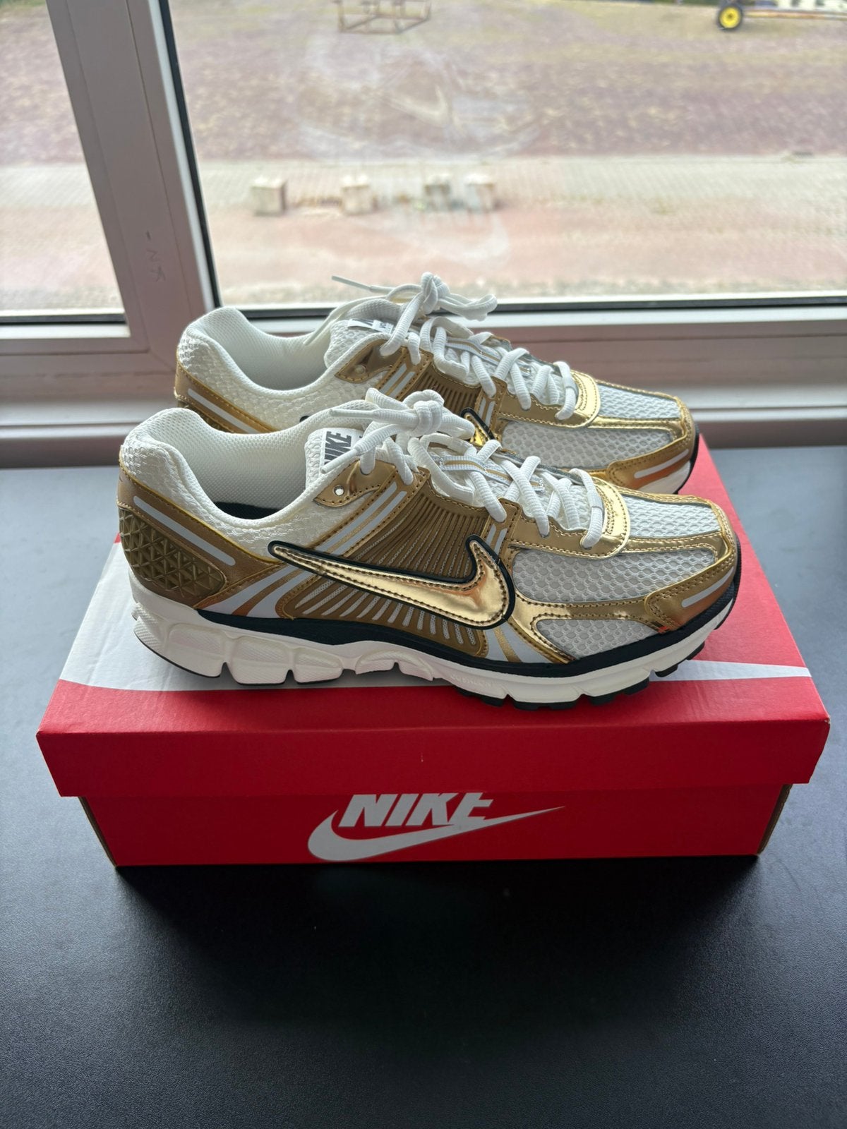 Nike Zoom Vomero 5 Metallic Gold | EU 41, Overige kleuren, Nieuw, Ophalen of Verzenden, Sneakers of Gympen