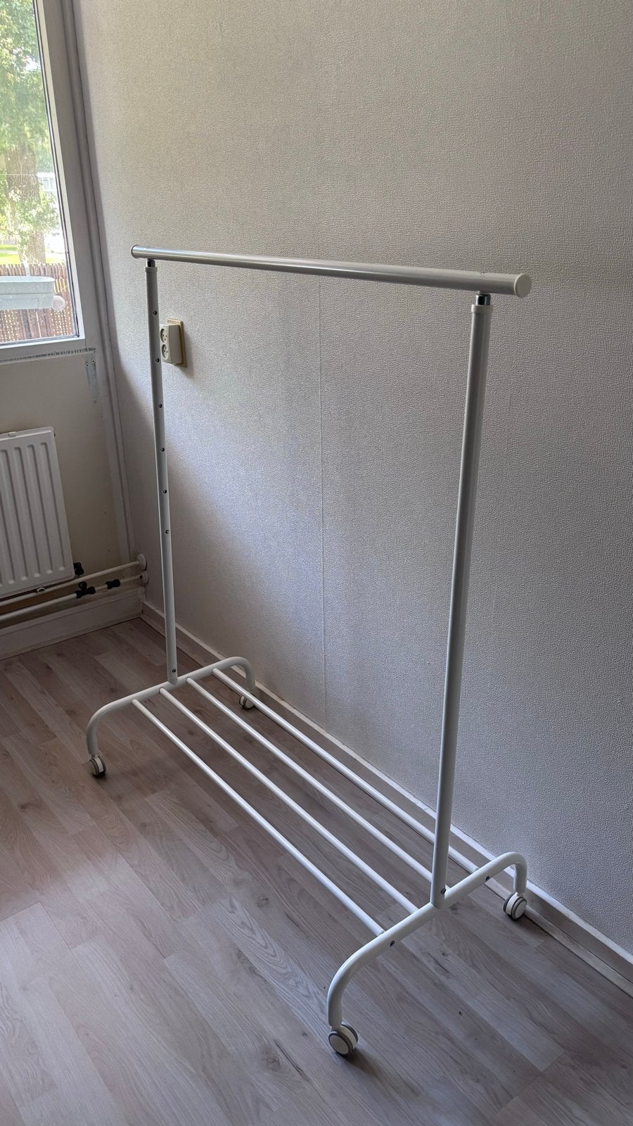 Verstelbaar kledingrek op wieltjes- Ikea Rigga, Ophalen, Met wielen, Gebruikt