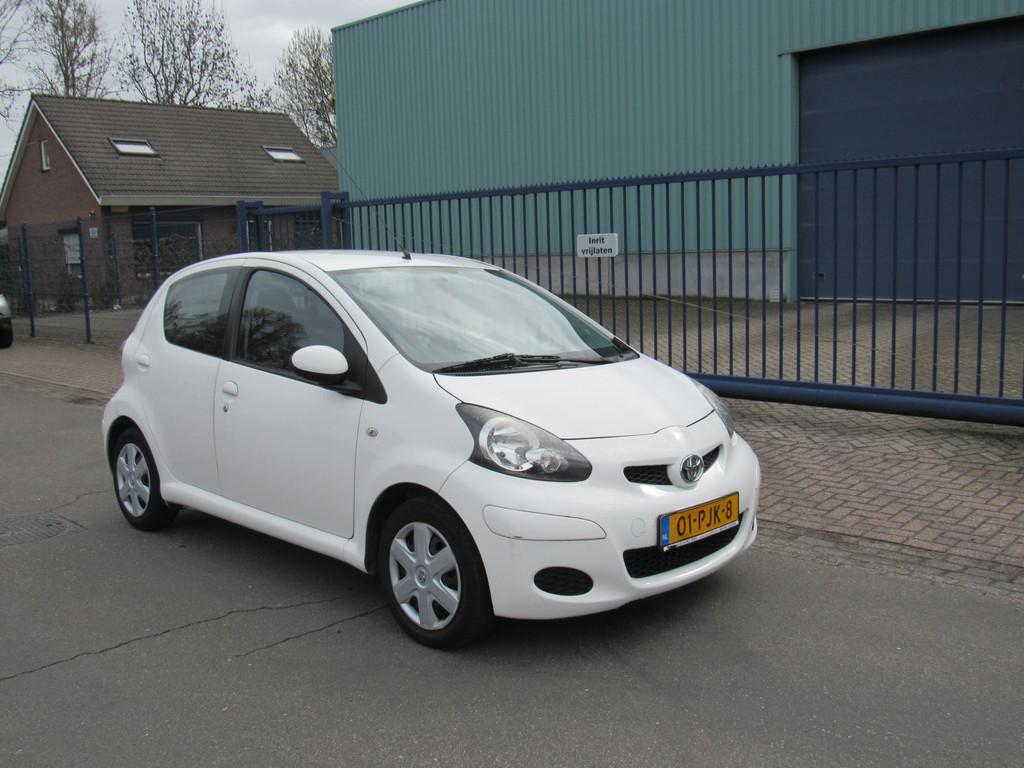 Toyota Aygo 1.0-12V Comfort 5-drs -- cruise control / pdc --, Voorwielaandrijving, Euro 5, Gebruikt, 4 stoelen