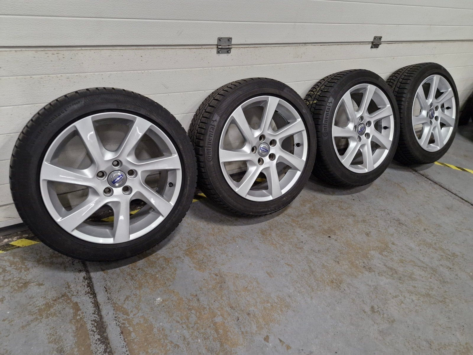 set 17 inch volvo velgen met goede winterbanden v40 v60, Ophalen, Velg(en), 17 inch, Winterbanden