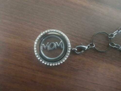 ketting met hanger MOM, Ophalen of Verzenden, Zo goed als nieuw, Zilver, Overige materialen