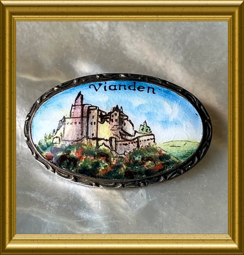 Antieke geemailleerde souvenir broche : Vianden, Ophalen of Verzenden, Overige materialen, Broche
