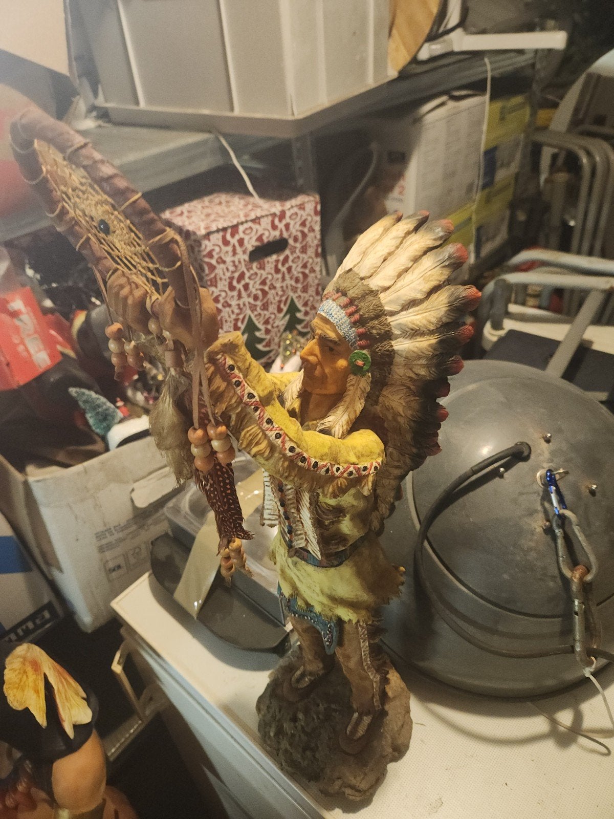 Indianen beeld met dromenvanger, Antiek en Kunst, Ophalen of Verzenden, 20 - 50 cm, Overige materialen, Beeld