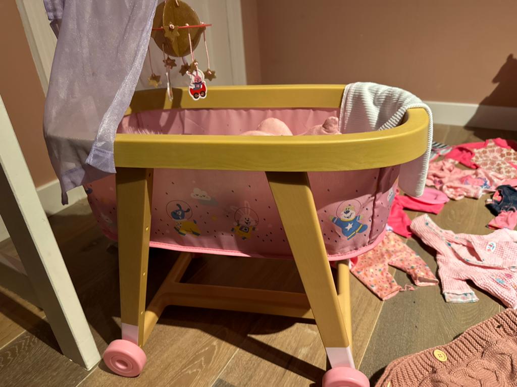 Babyborn pop, wieg, luiertas, draagzak en kleertjes en div, Ophalen, Zo goed als nieuw, Babypop