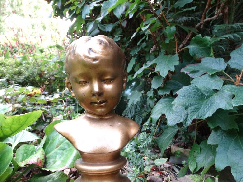 Bronzen buste, hoofd jongen, jochie op wit grijs marmer, Buste, Ophalen of Verzenden, Brons, 20 - 50 cm