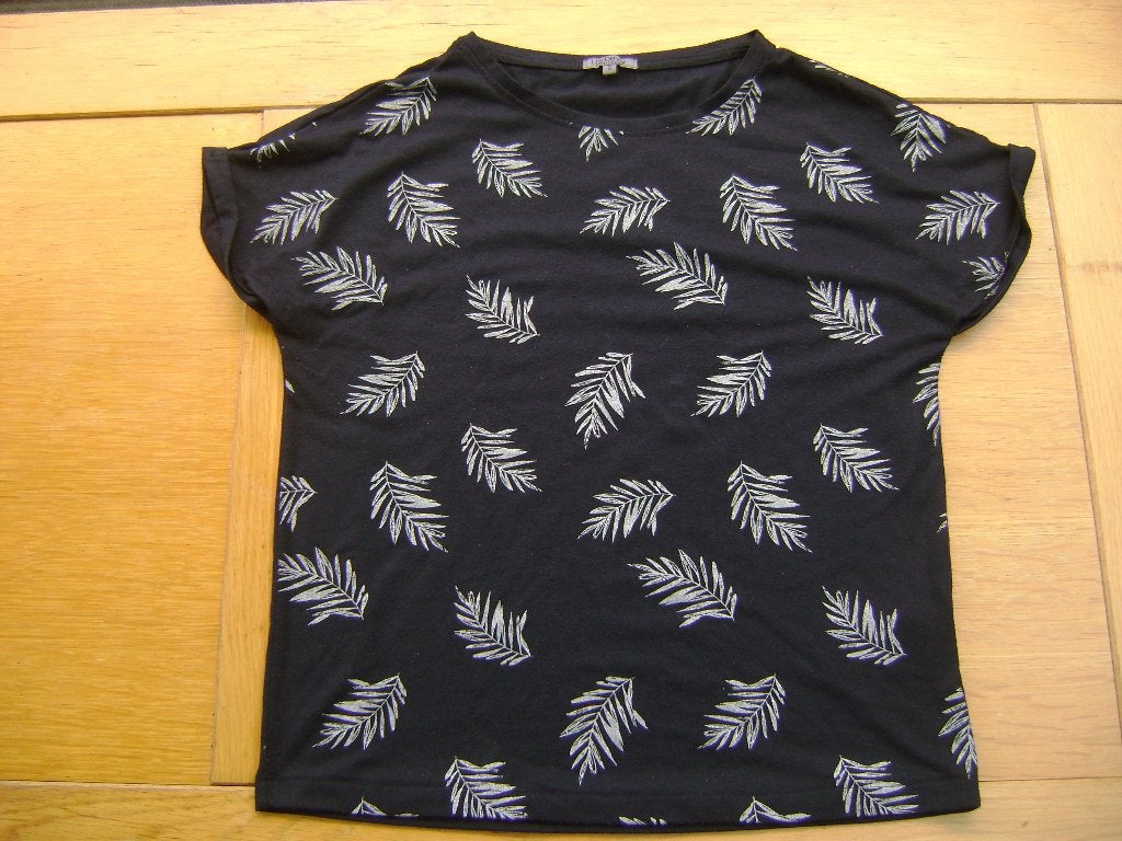 Zwart met zilverkleurig bladerenprint shirt maat S, Ophalen of Verzenden, Gedragen, Zwart, Korte mouw