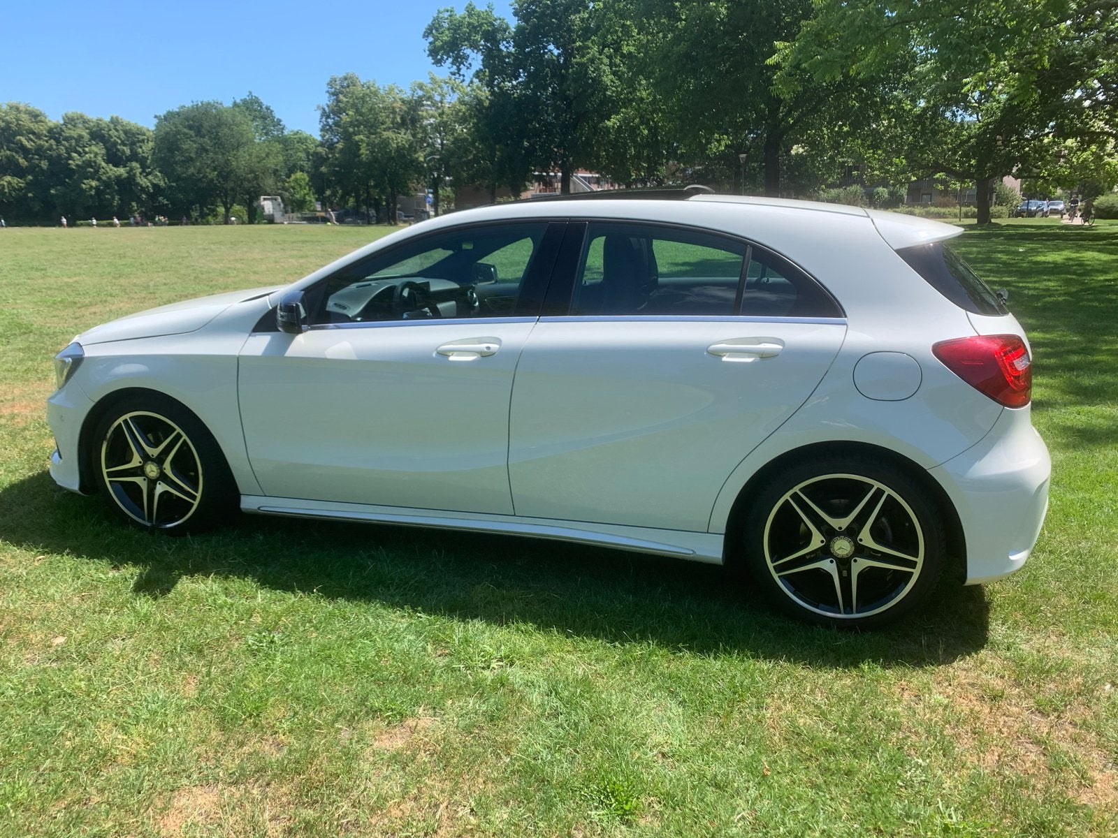 Mercedes A180 Automaat |AMG line Nieuwe APK |  Panoramadak |, Auto's, Mercedes-Benz, 1295 kg, 4 cilinders, 1200 kg, 19 km/l