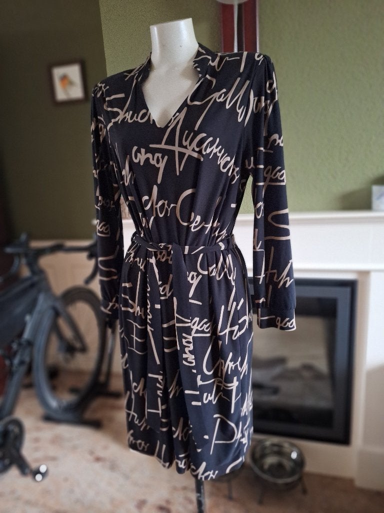 Batida jurk zwart met beige letters mt 5 XXL 44, Verzenden, Zwart, Maat 46/48 (XL) of groter, Knielengte