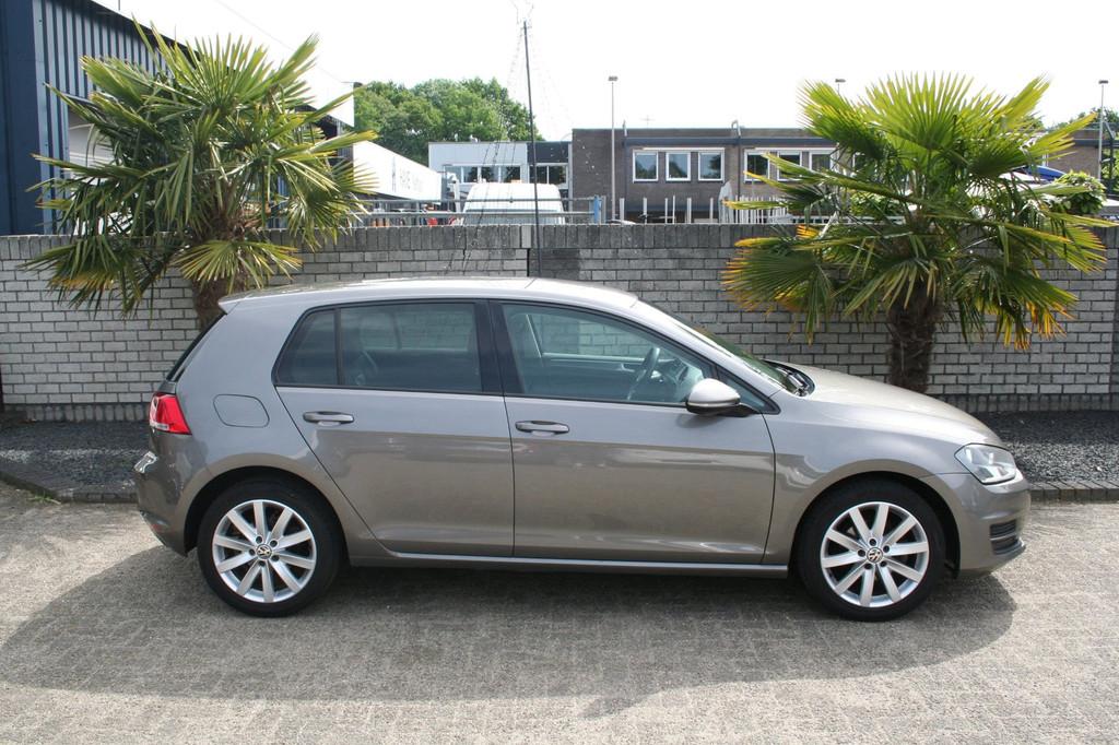 Volkswagen Golf 1.2 TSI airco / trekhaak, Voorwielaandrijving, Stof, Gebruikt, Euro 6