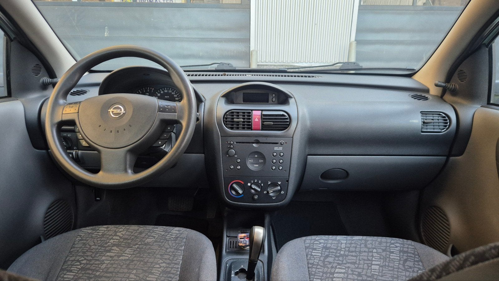 Foto 13 van Opel Corsa 1.2 5D AUTOMAAT | NIEUWE APK | DISTRIBUTIE VV