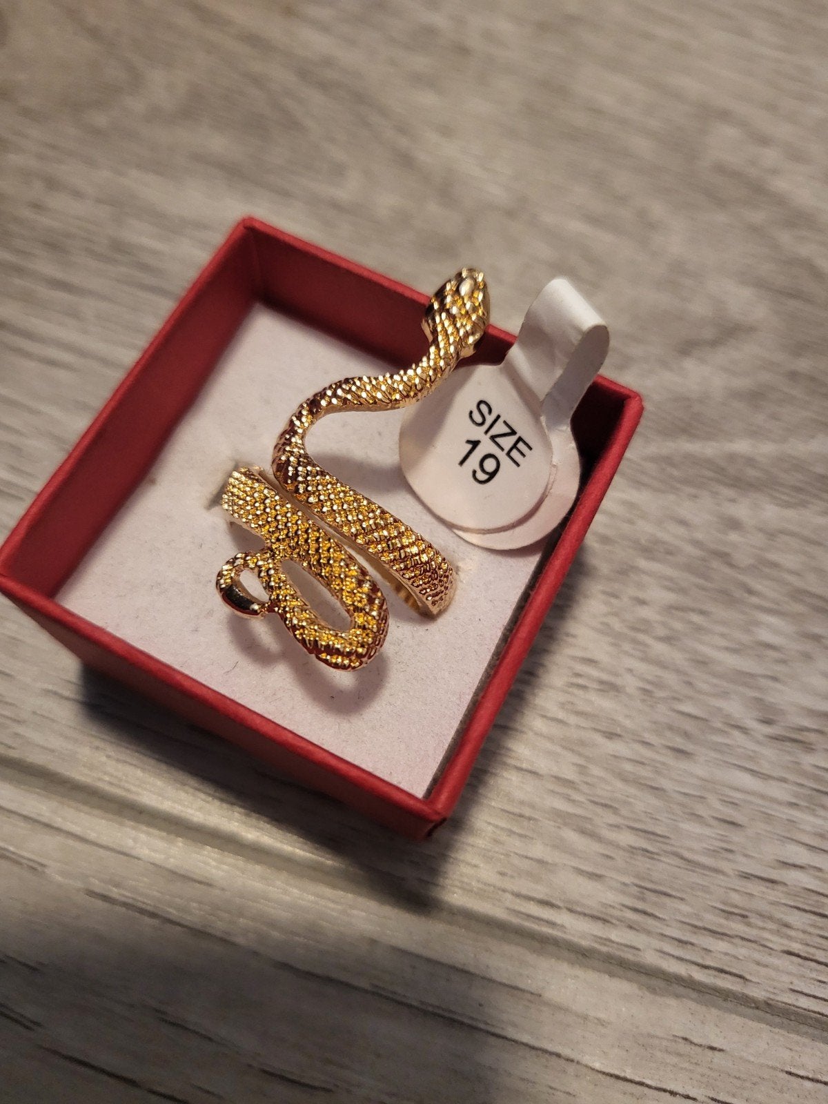 Nieuwe Gouden Slangenring - Maat 19, Sieraden, Tassen en Uiterlijk, Overige materialen, 19 tot 20, Nieuw, Ophalen of Verzenden