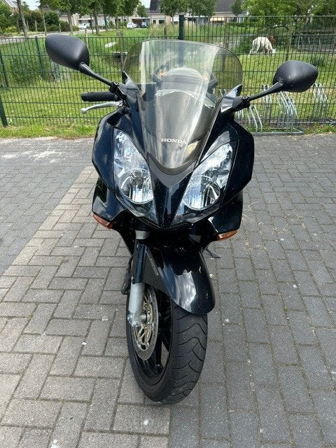 Honda VFR 800 VTEC, 1-1, 2-chome, Minami-Aoyama, Minato-ku, Tokio 107-855, Honda, Occasion, 4 cilinders
