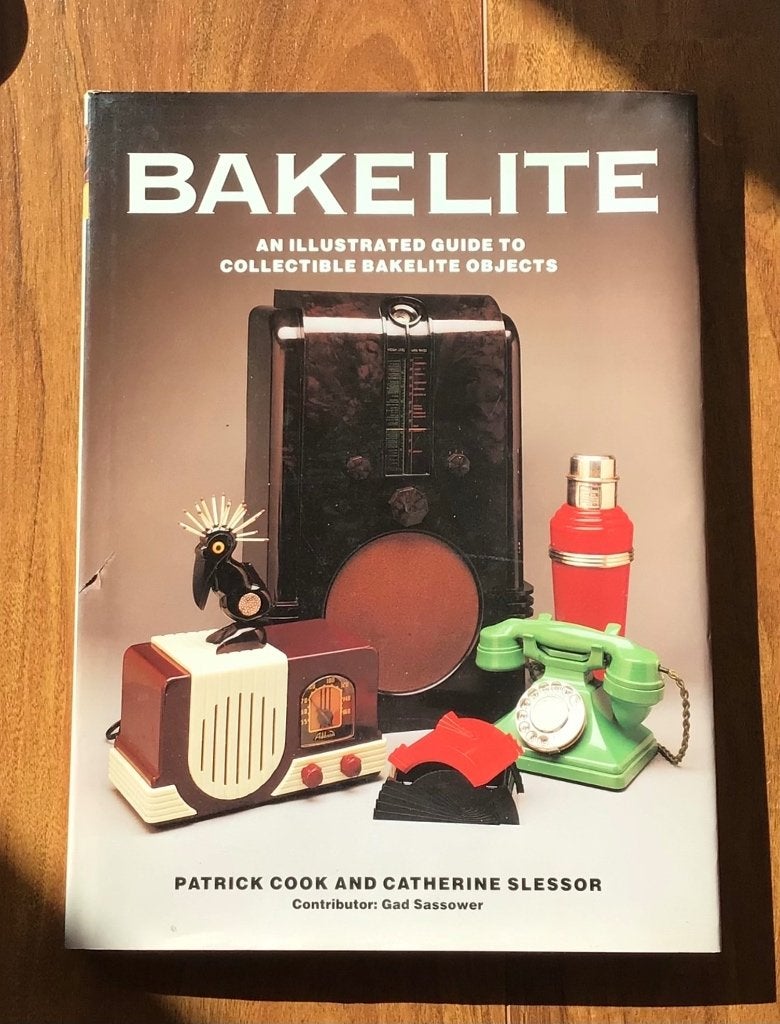 Boek  over bakeliet en 5 voorwerpen van bakeliet.Mooi kado, Ophalen of Verzenden, Zo goed als nieuw