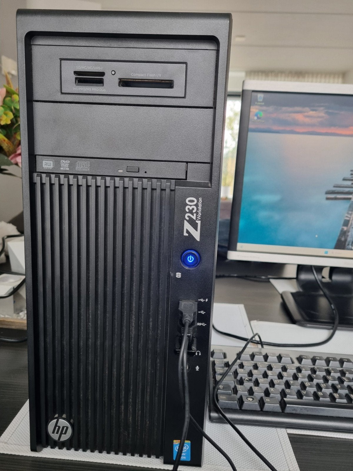 HP Z230 Workstation met HP Compaq LA2205wg, Computers en Software, Ophalen, Gebruikt, DisplayPort, Full HD