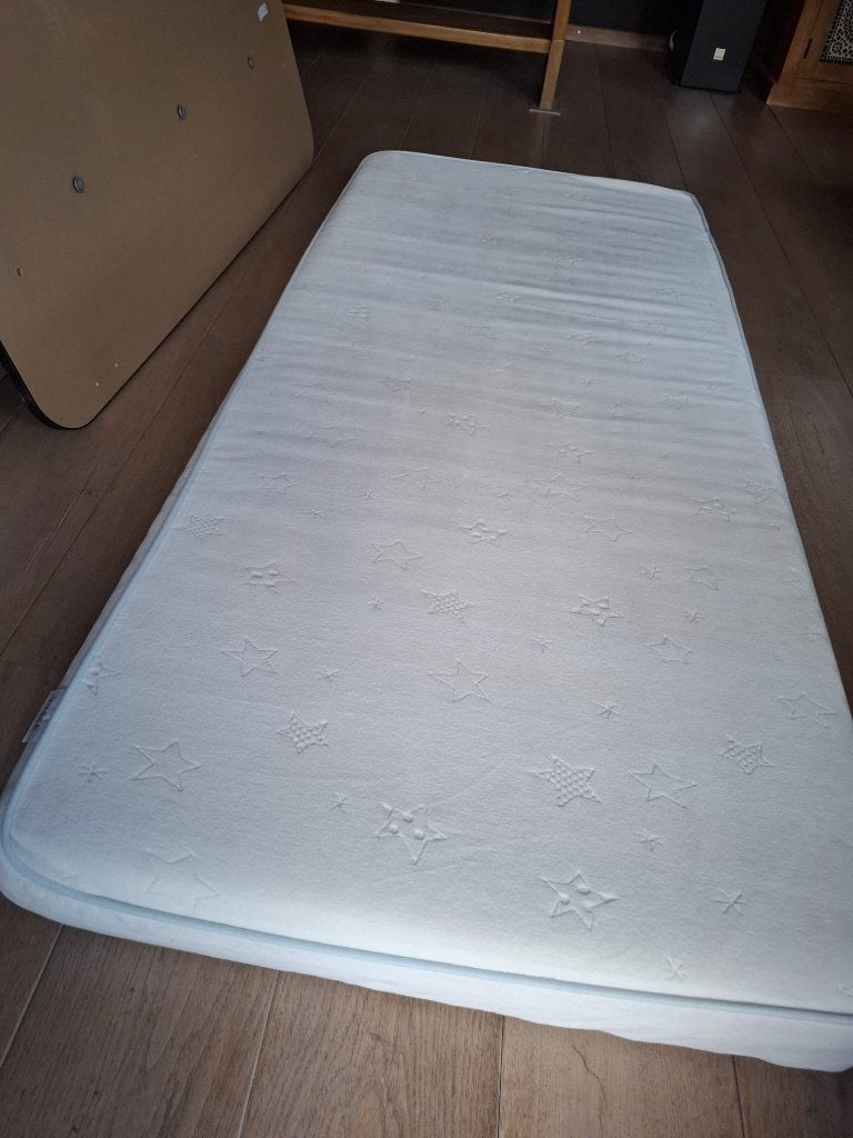 Matras peuterbed incl. benodigdheden, Kinderen en Baby's, Kinderkamer | Bedden, Ophalen, 70 tot 85 cm, 140 tot 160 cm, Zo goed als nieuw