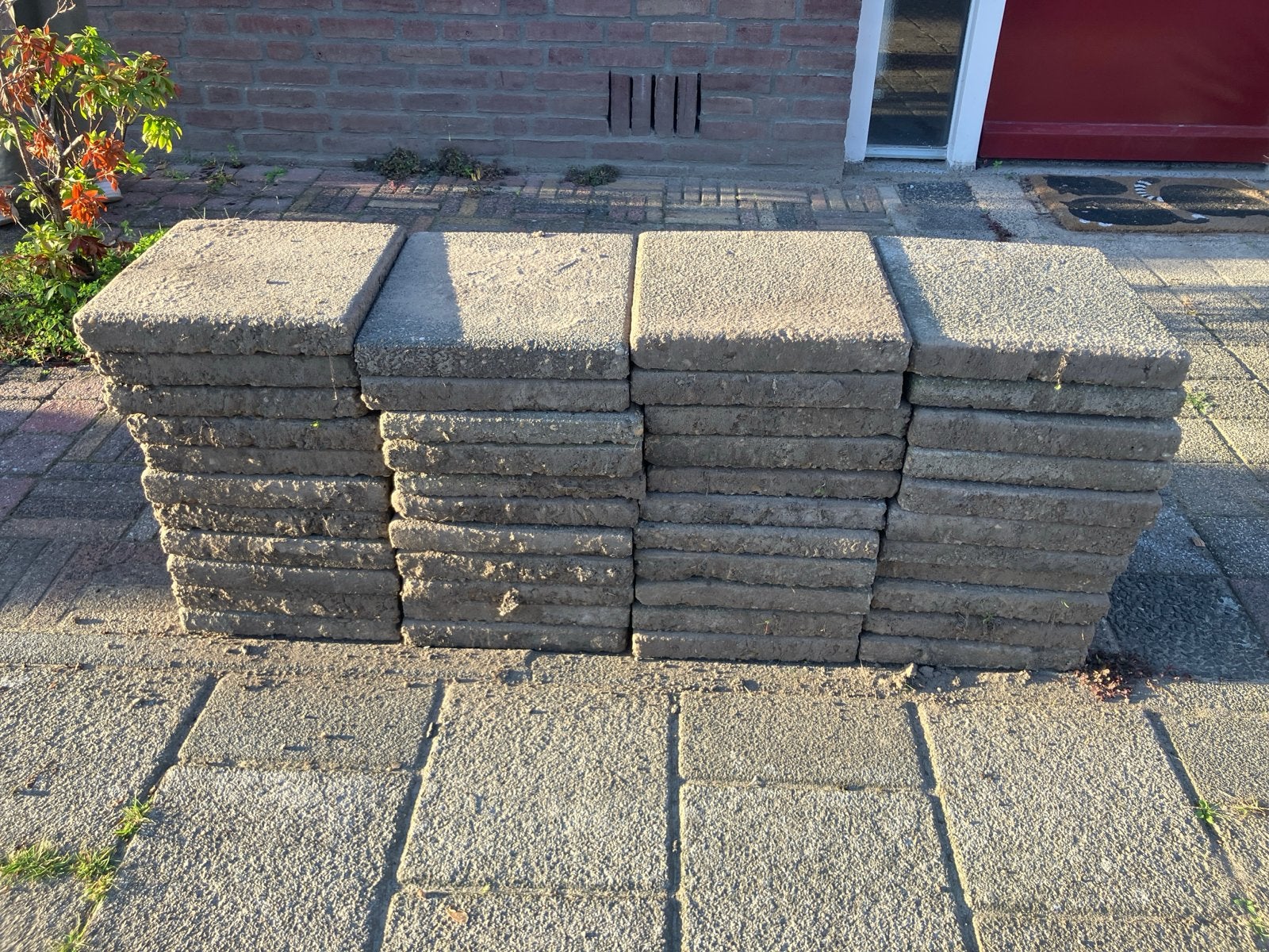 44 Stoeptegels 30x30 cm gratis af te halen, Ophalen, Gebruikt, Minder dan 5 m², Beton