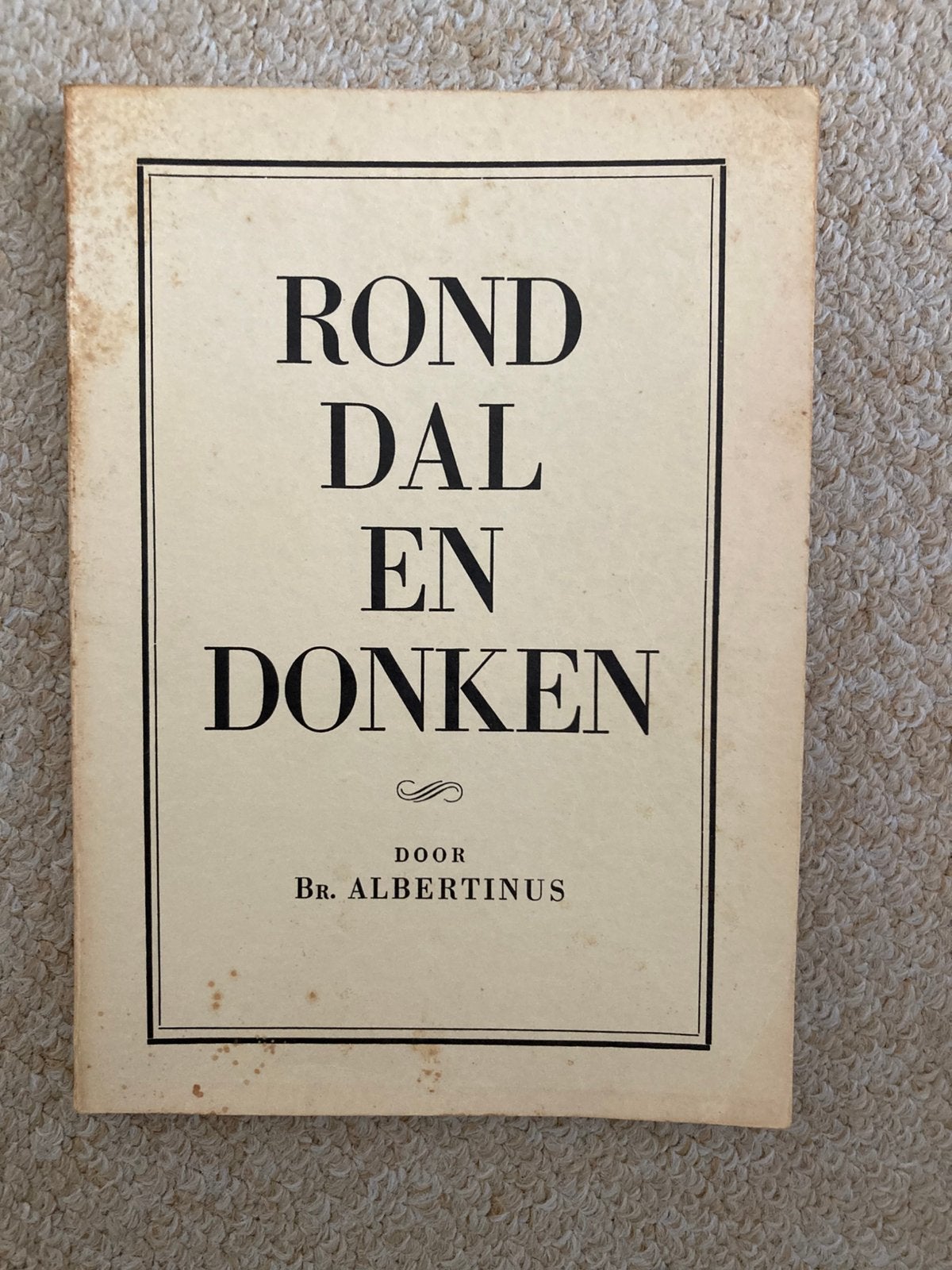Rond Dal en Donken, Broeder Albertinus, 1958, 118pp., foto's, Ophalen of Verzenden, Broeder Albertinus,