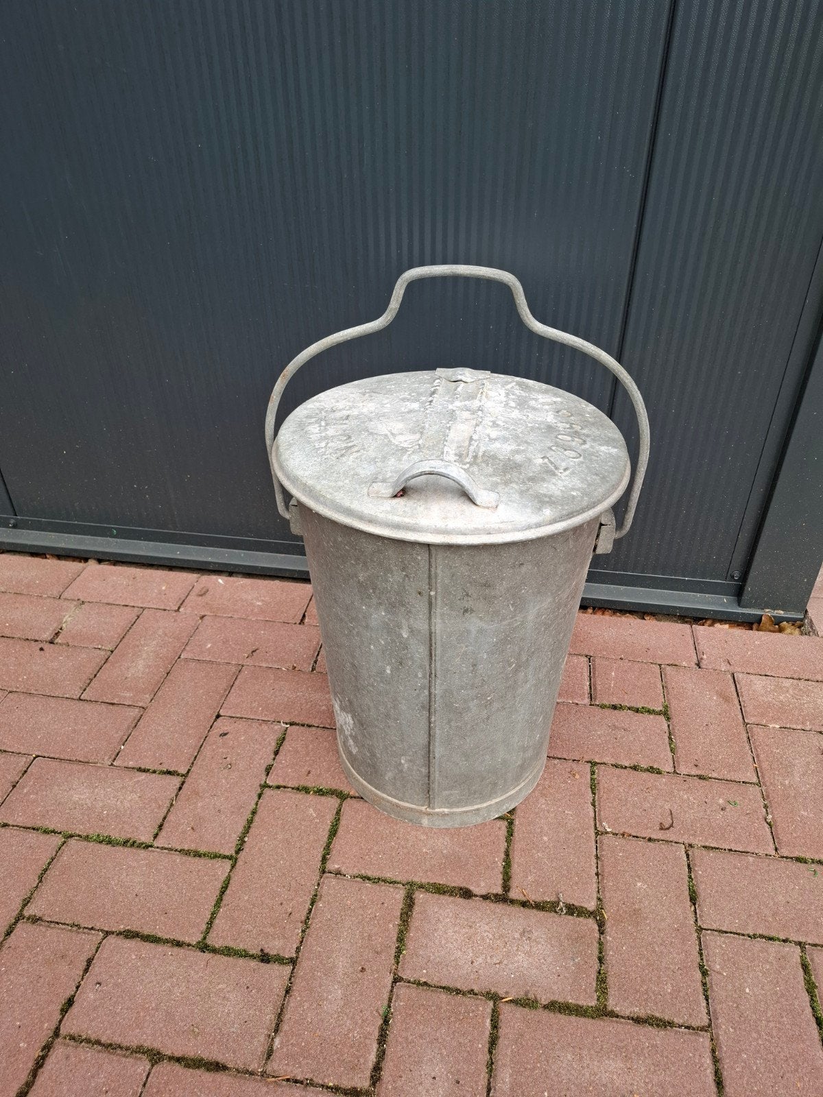Vintage zinken vuilnisemmer Nijmegen (1), Ophalen