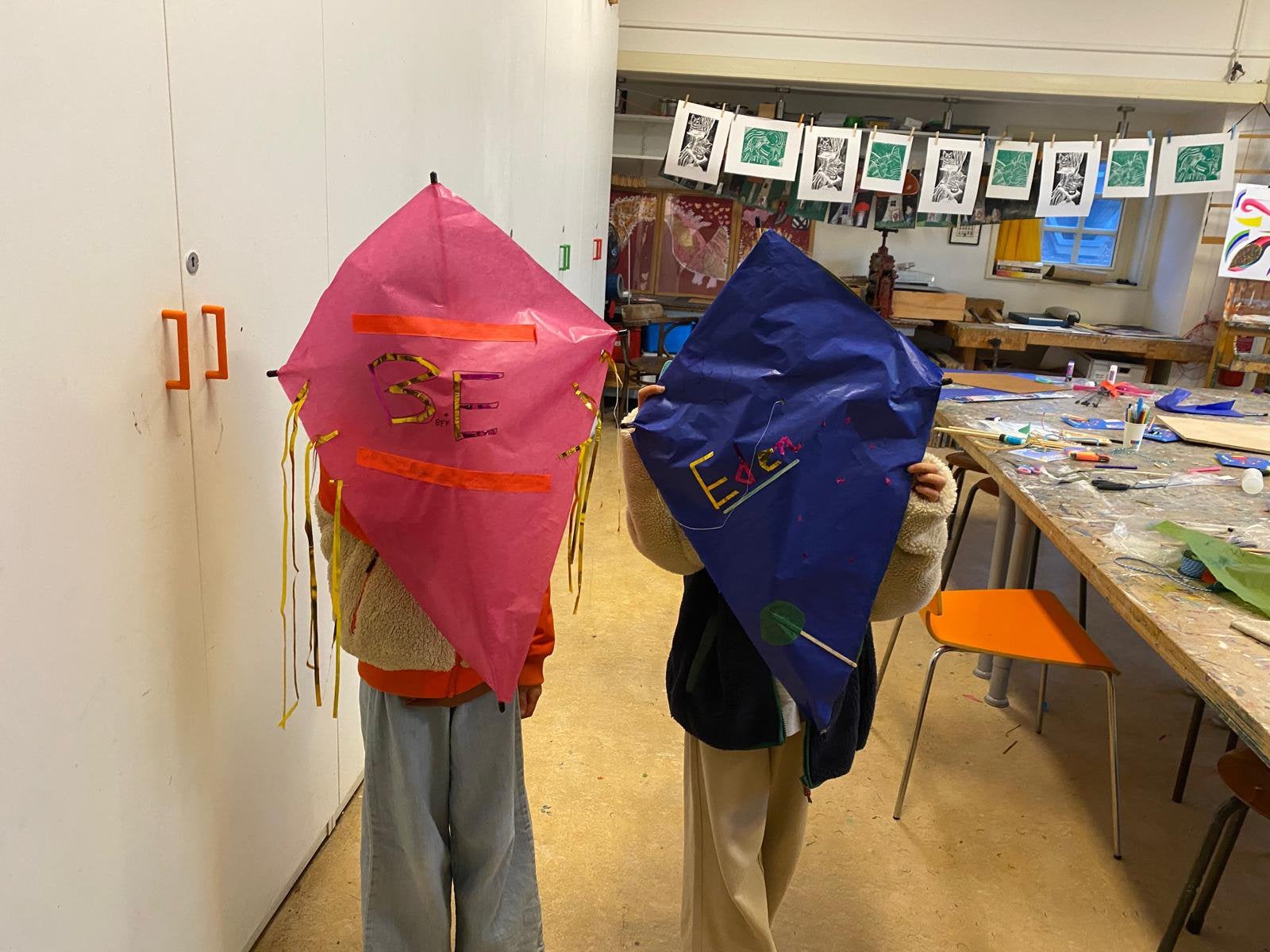 Gezocht, oude tenten voor vlieger workshop, Ophalen