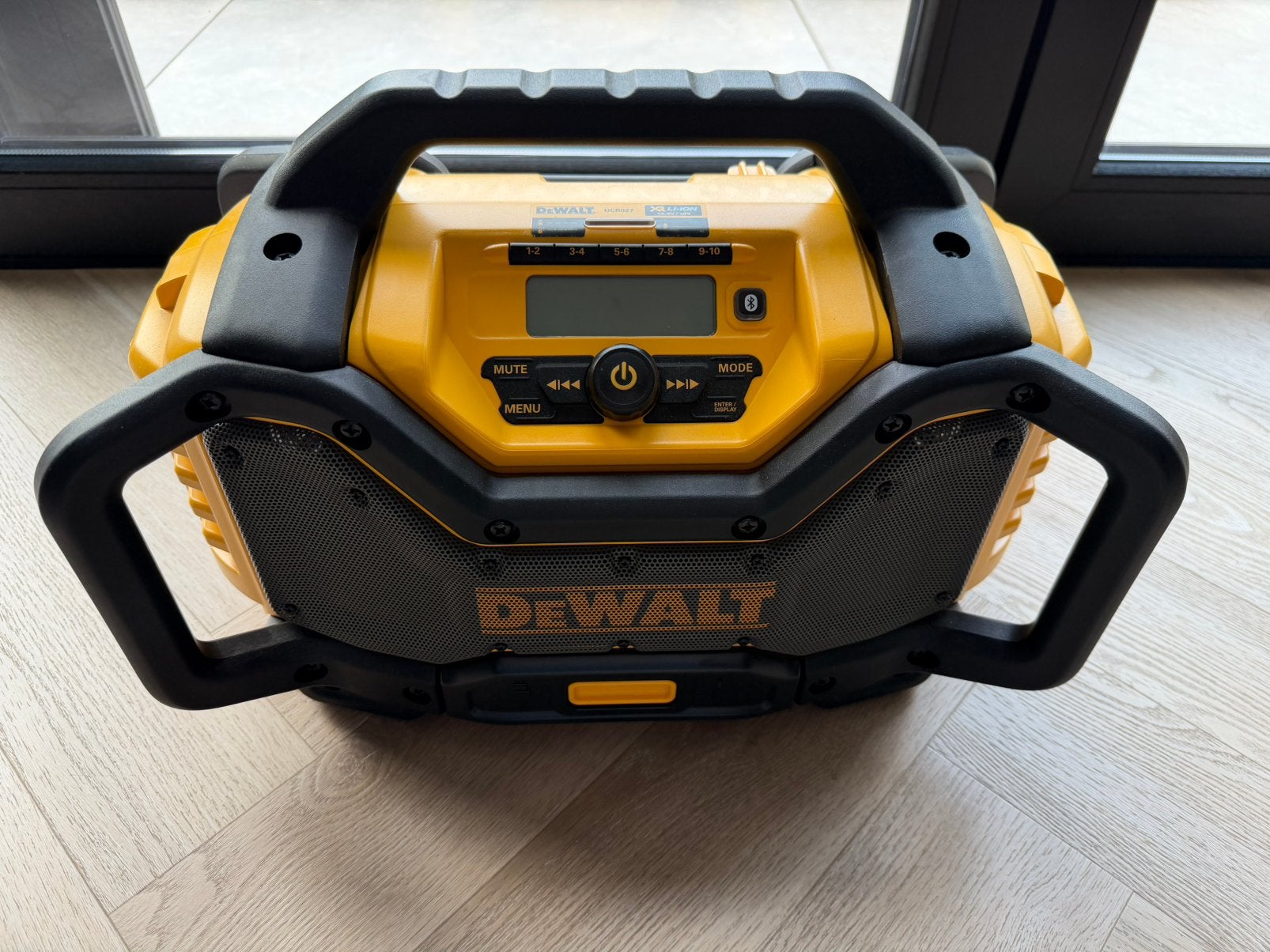 Dewalt DCR027 bouwradio op netstroom en accu