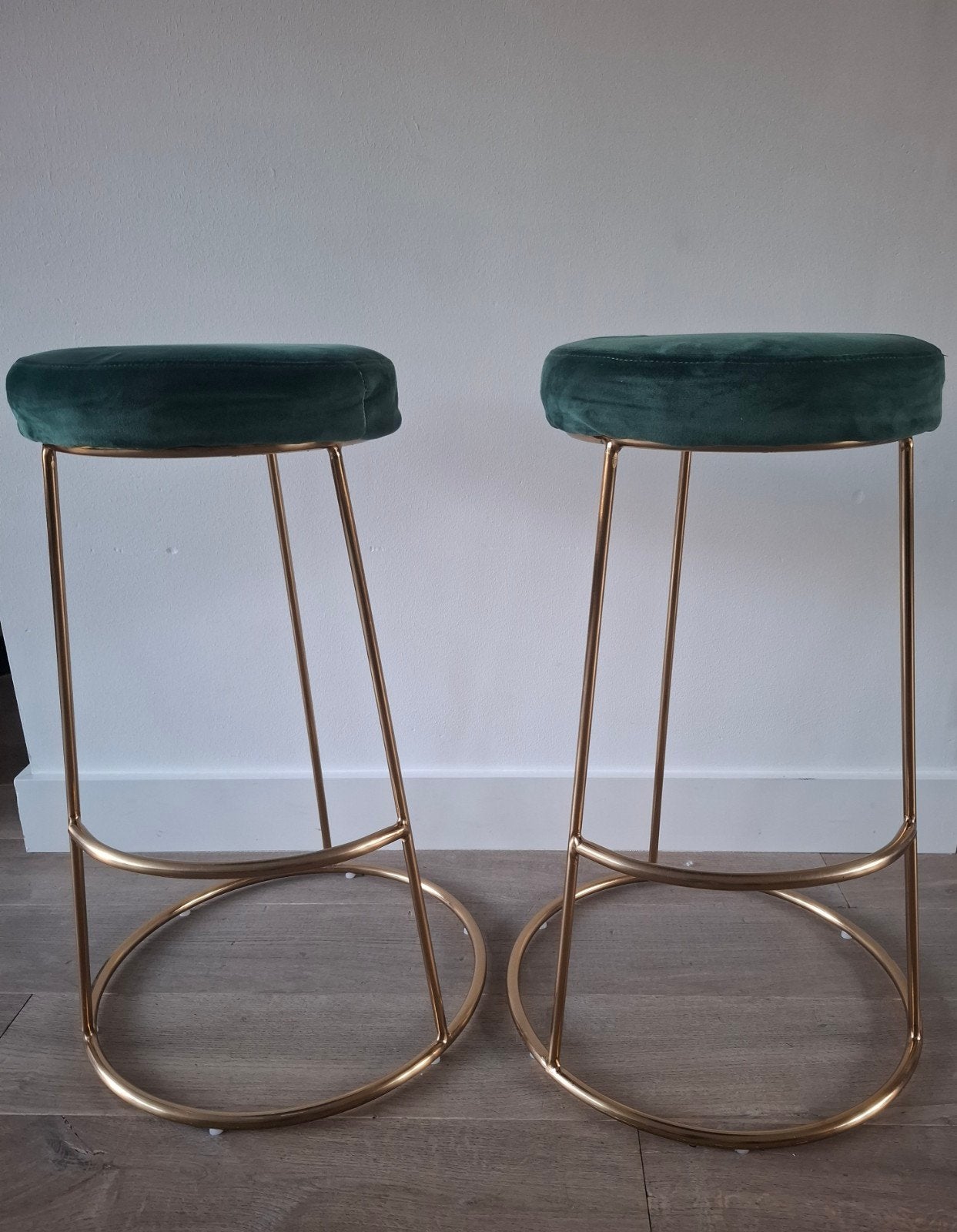 Moderne barkrukken met fluwelen zitting en gouden onderstel, Ophalen, Gebruikt, 60 tot 90 cm, Metaal