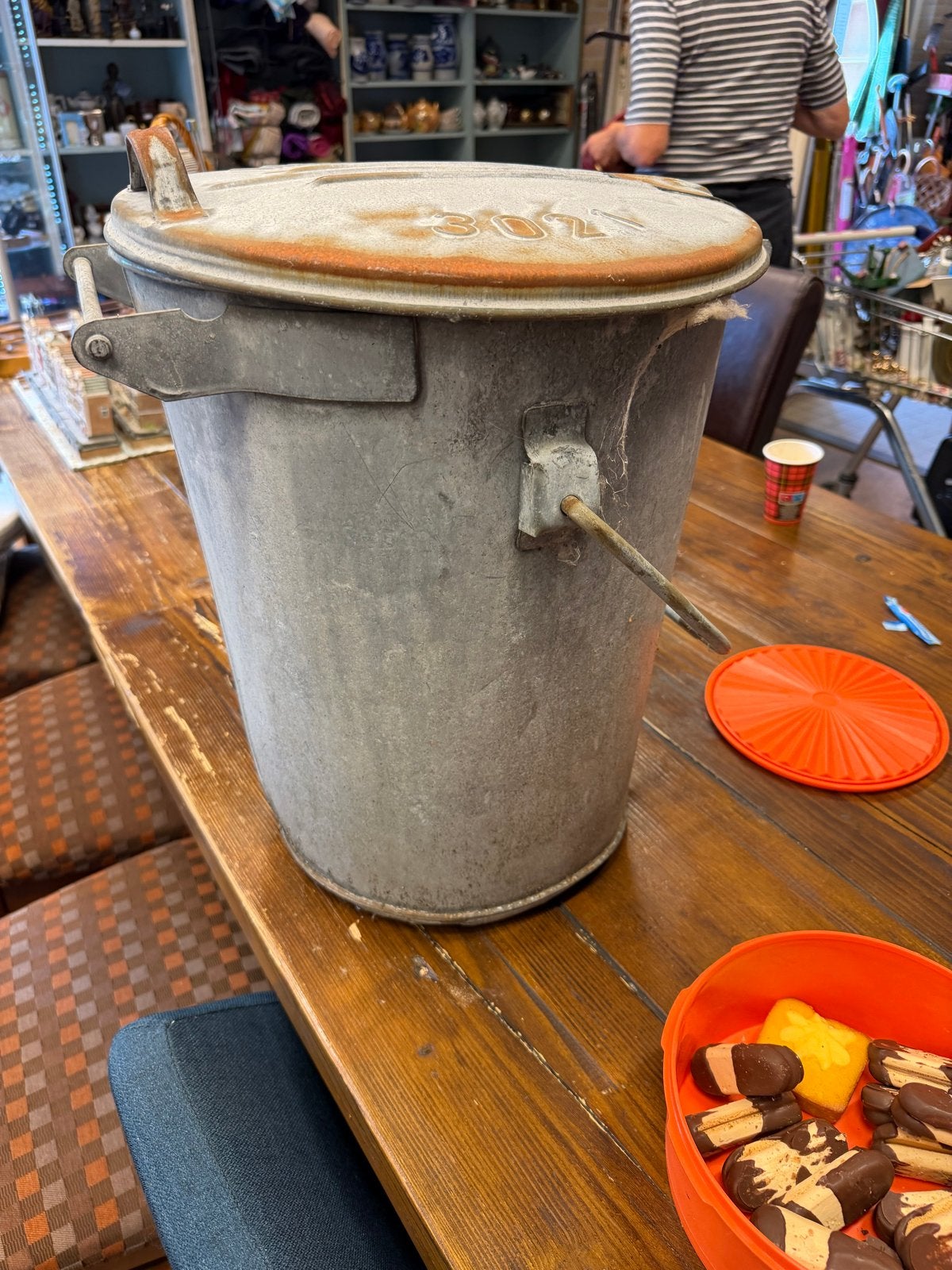 Vintage Zinken Vuilnisbak Landsmeer - Authentiek en Robuust, Ophalen