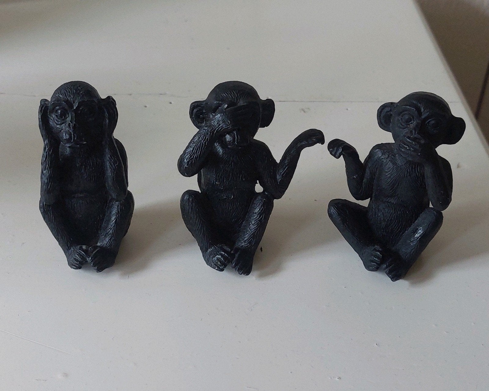 Horen Zien Zwijgen 3 zwarte apen aapjes monkey aap zwart, Ophalen of Verzenden, Nieuw, Beeldje of Figuurtje