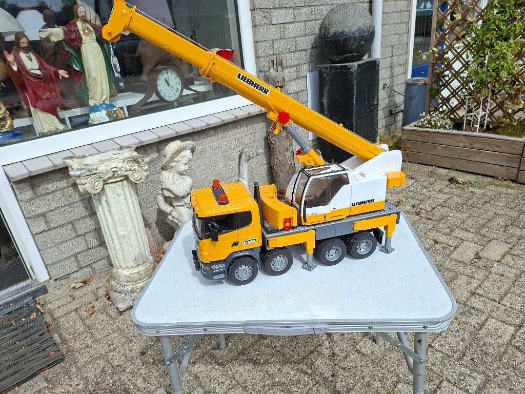 zeer grote mooie vreachtwagen met kraan van liebherr, Ophalen of Verzenden, Zo goed als nieuw