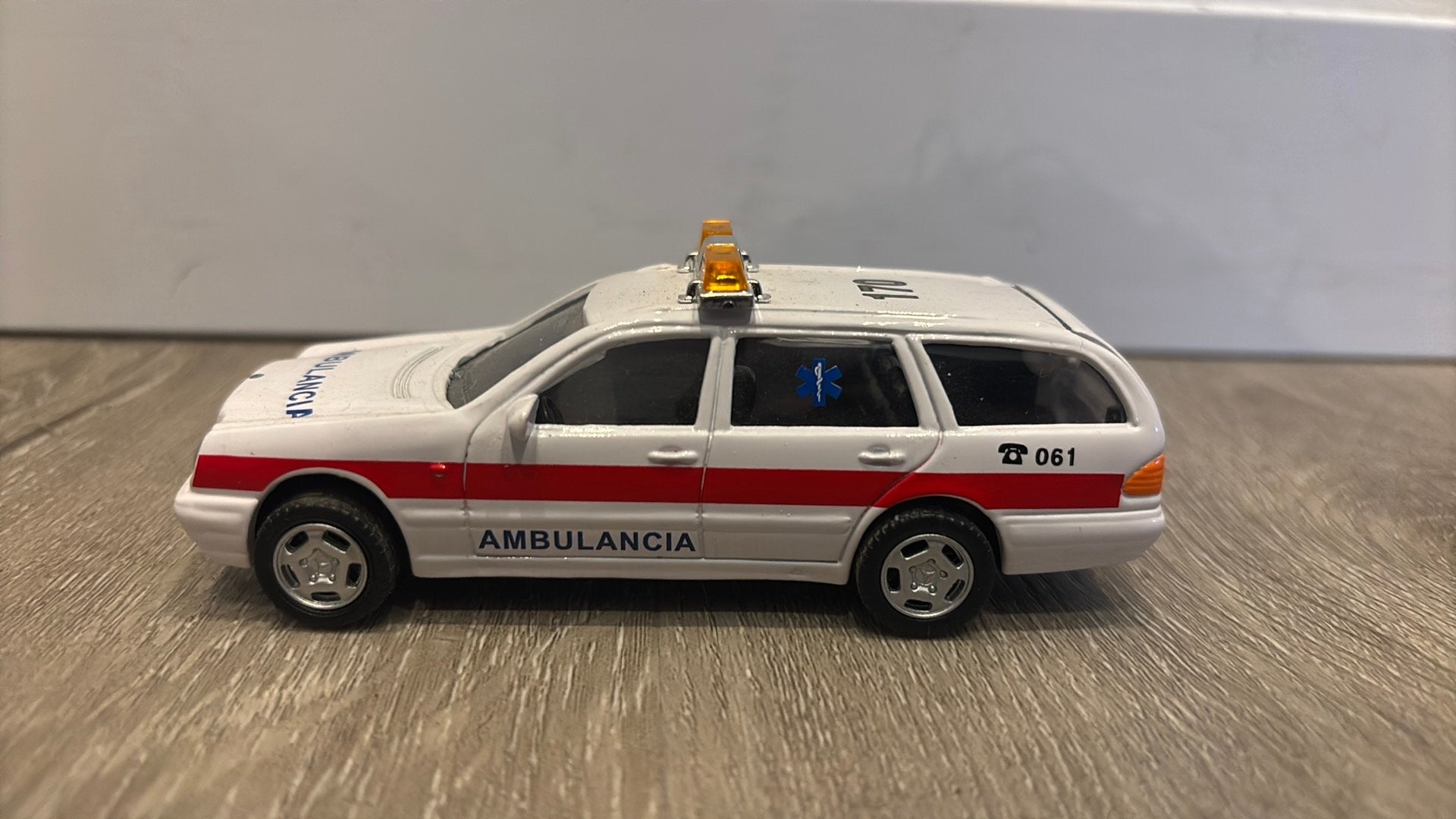 Mercedes Benz 300T Spaanse ambulance, Hobby en Vrije tijd, Ophalen of Verzenden, Zo goed als nieuw, Auto, Overige merken