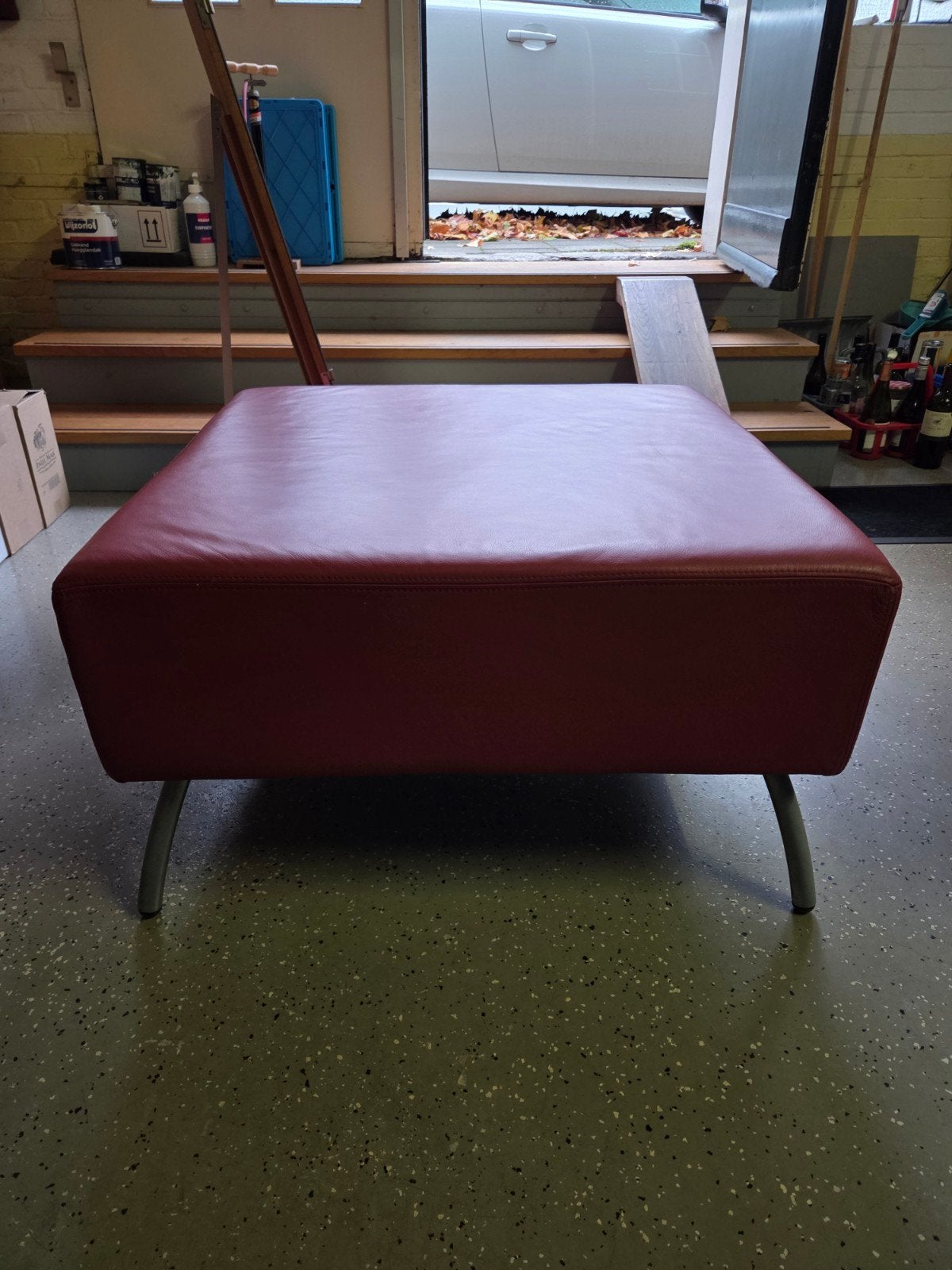 Rode poef / voetenbank van leer, Ophalen, Gebruikt, Vierkant, 75 tot 100 cm