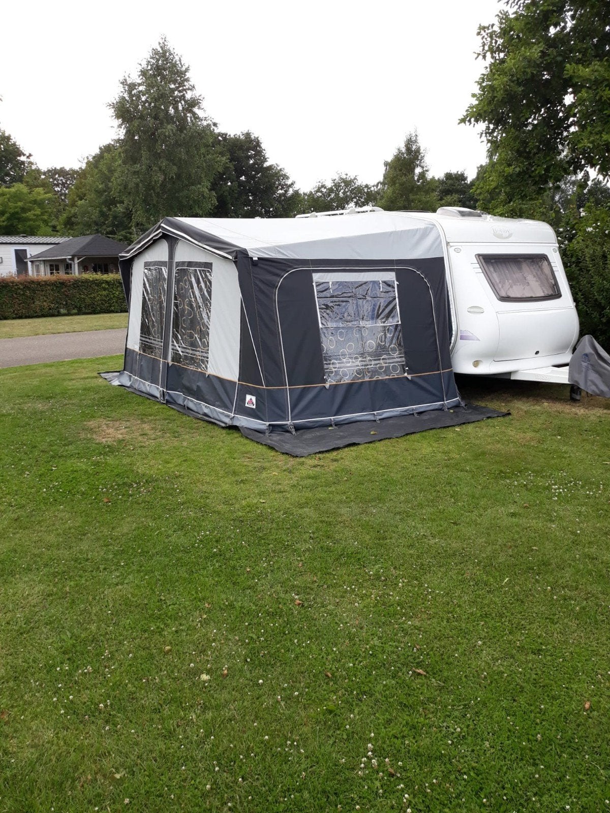 Caravan Hobby de Luxe 400SF + mover + tent + luifel, Caravans en Kamperen, Hobby, Treinzit, Particulier, Schokbreker