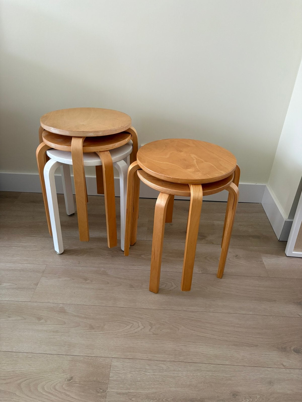 4x IKEA Frosta krukken houten krukjes Alvar Aalto stijl, Huis en Inrichting, Ophalen of Verzenden, Gebruikt, Hout