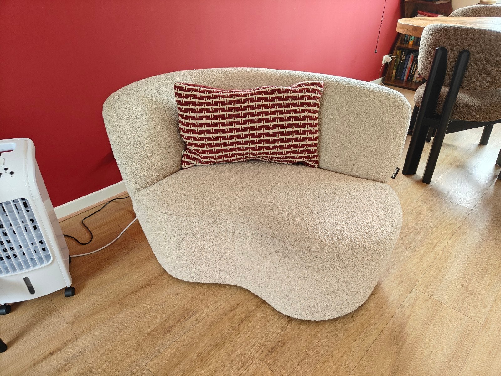 WOOOD fauteuil Stone crème bouclé stof met leuning rechts, Huis en Inrichting, Ophalen, Minder dan 75 cm, Zo goed als nieuw, 100 tot 125 cm