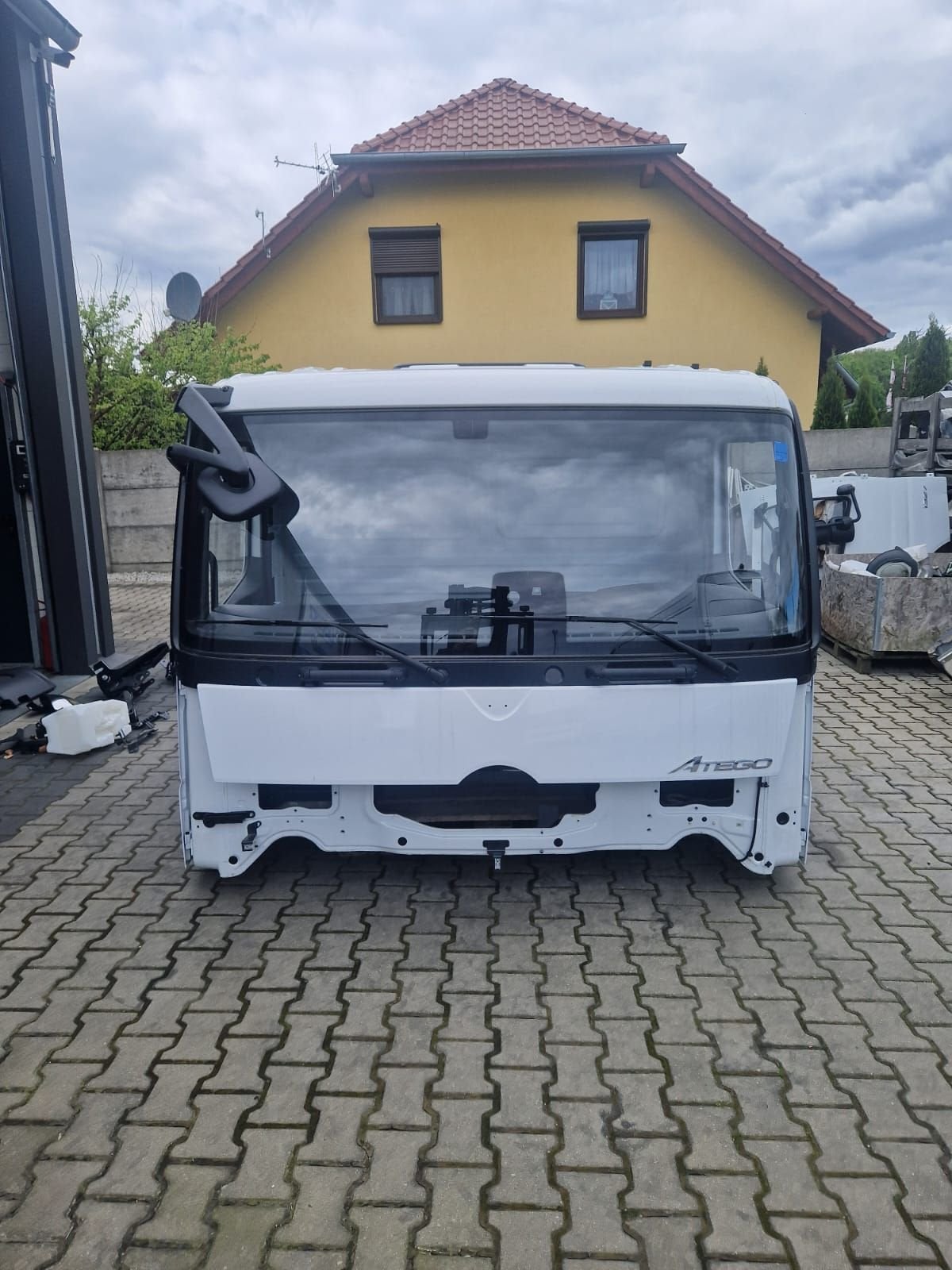 MB ATEGO CABINE EURO 6 TUNEL VOOR 6 CYL.MOTOR WITHOUT SEAT 0, Gebruikt, Carrosserie en Plaatwerk, -, Ophalen of Verzenden