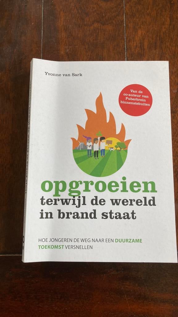 Yvonne van Sark - Opgroeien terwijl de wereld in brand staat, Zwangerschap en Bevalling, Ophalen of Verzenden, Zo goed als nieuw