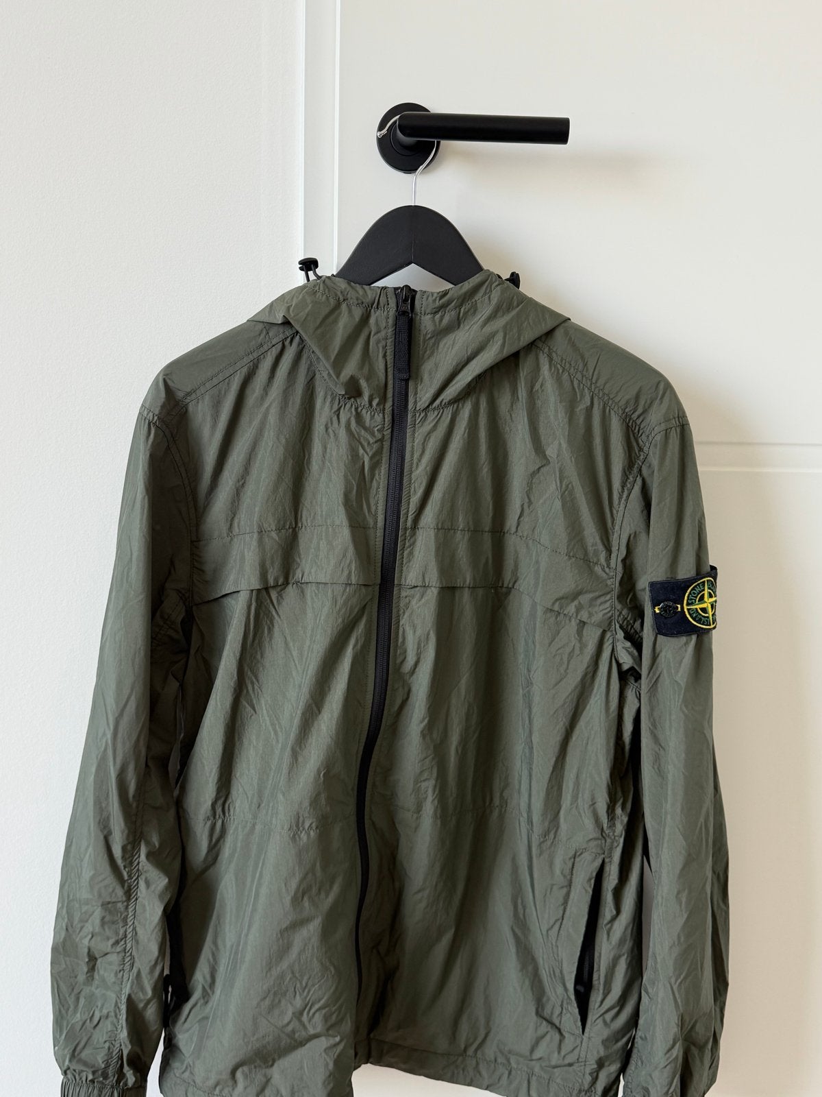 Stone Island jas in maat L - Khaki, Ophalen of Verzenden, Zo goed als nieuw, Maat 52/54 (L), Groen